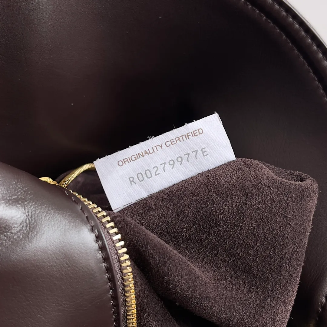 Batch 1520 Inspired by the 1970s, the Bottega Veneta women's logo shoulder bag has a smooth leather surface that brings a clean and handsome feel, just like the neatness and tenacity of a working woman. The front buckle has high-quality hardware pendant body, the overall retro elegance, and the excellent leather feels soft. This Bottega Veneta series can be described as beautiful, weakening the complexity of the outfit, not competing for it, and only using the best quality to interpret itself. Style number: 806030 (small size) Size: 27*16*6cm